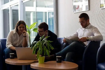 Trois collaborateurs Junior INSA Services entrain de sélectionner le meilleur candidat