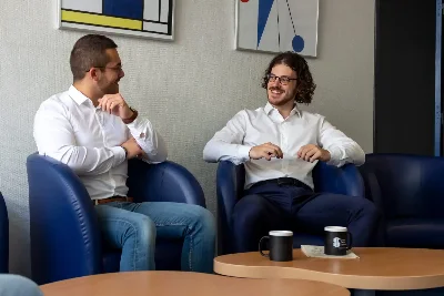Deux collaborateurs Junior INSA Services discutant dans un salon